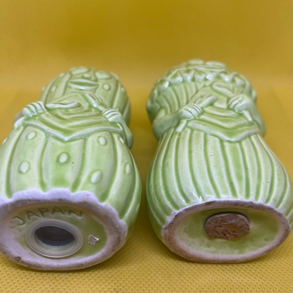 Vintage Set of 2 Anthropomorphic Ceramic Pickle & Celery Salt & Pepper Shakers - Picture 2 of 2